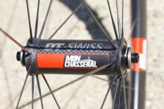 Roues DT Swiss Mon Chasseral.Moyeu et jante carbone à pneus 1250gr.