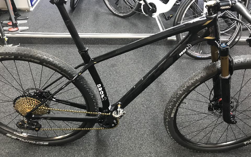 Scott Scale RC900SL 7,410gr avec pédales.
amélioration de plus d'un kg par rapport au modèle d'origine.
